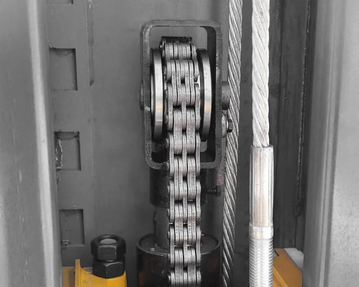 GP-9LC is built on a proven chain-over design, utilizing an industrial-grade leaf chain